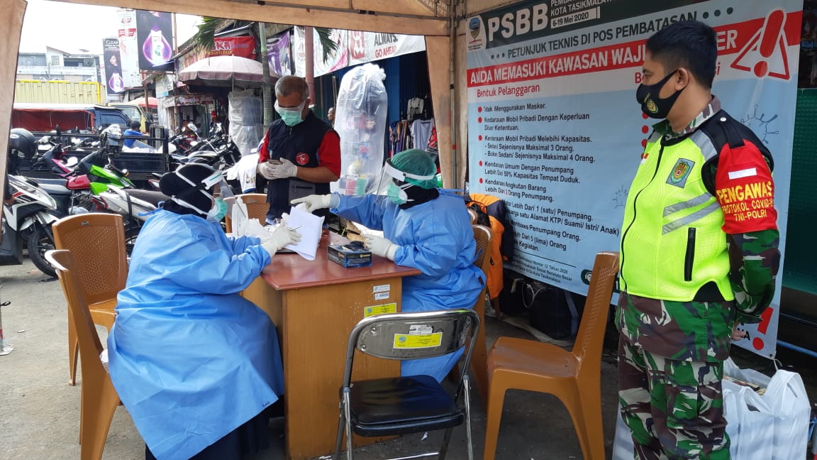 Petugas melakukan rapid tes di pasarCikurubuk, Kecamatan Mangkubumi, Kota Tasikmalaya, Jawa Barat.