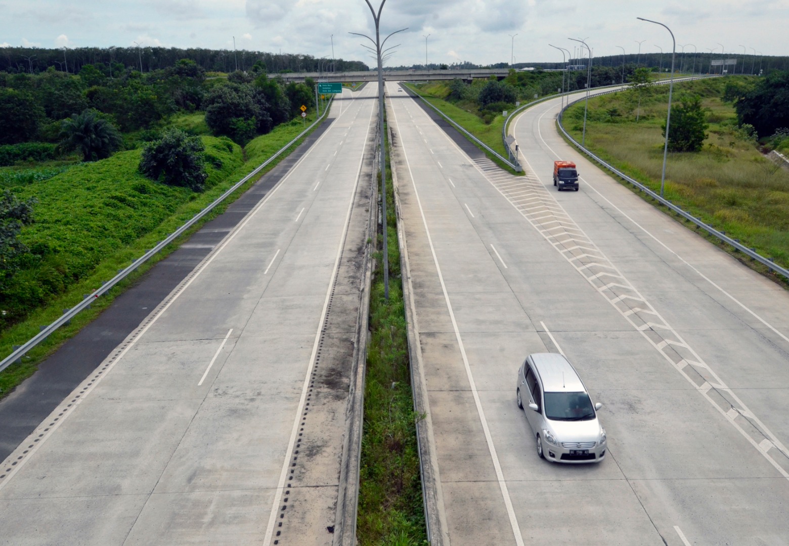 Kendaraan melintas di Jalan Tol Trans Sumatra Bakauheni-Terbangi Besar, Kamis (28/5).