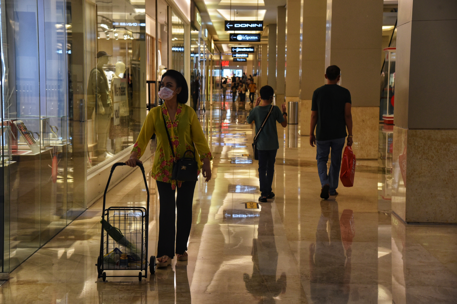 Pusat perbelanjaan di Jakarta masih tampak sepi.