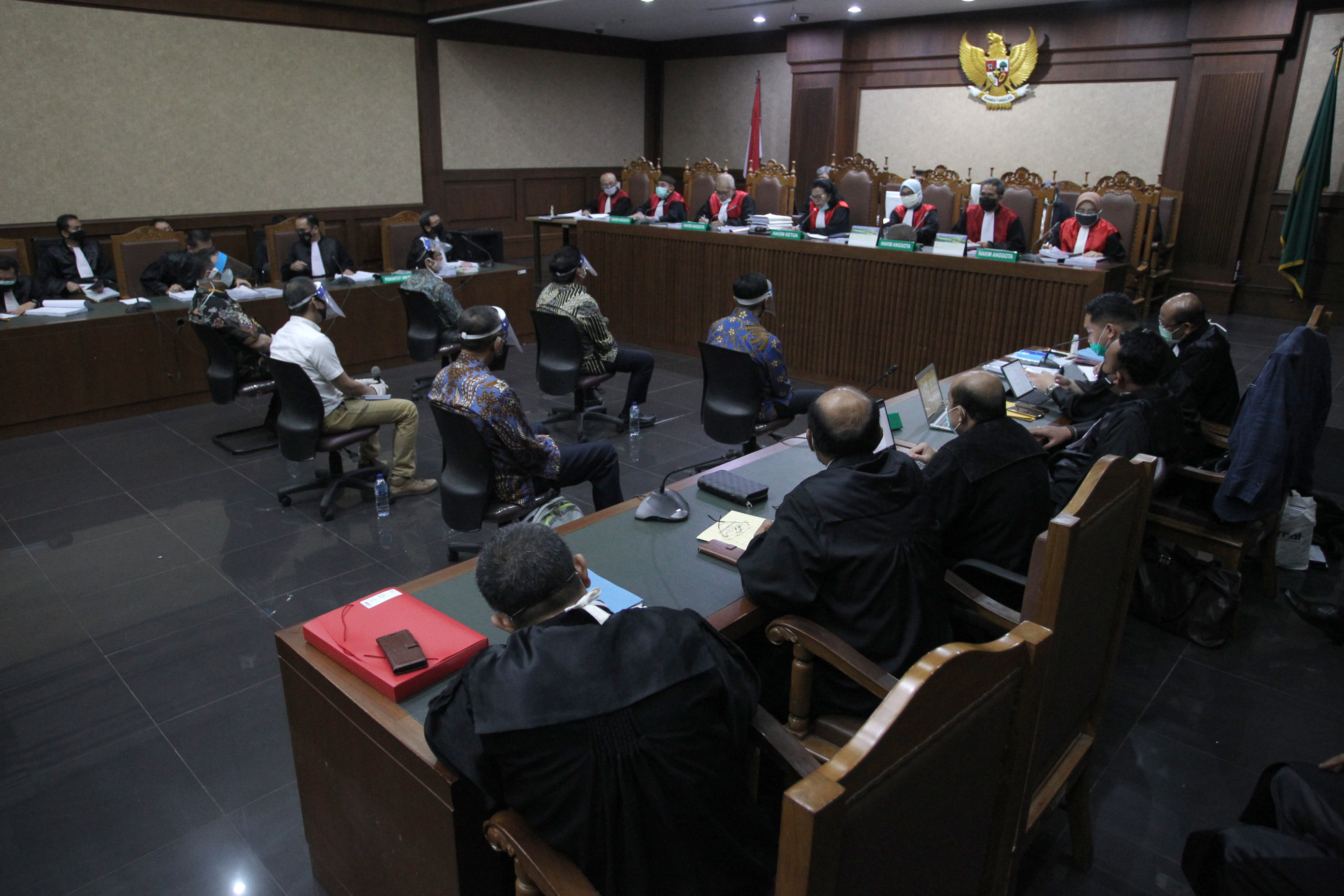 Enam terdakwa kasus dugaan korupsi Jiwasraya menghadiri sidang perdana di Pengadilan Tipikor Jakarta, kemarin.