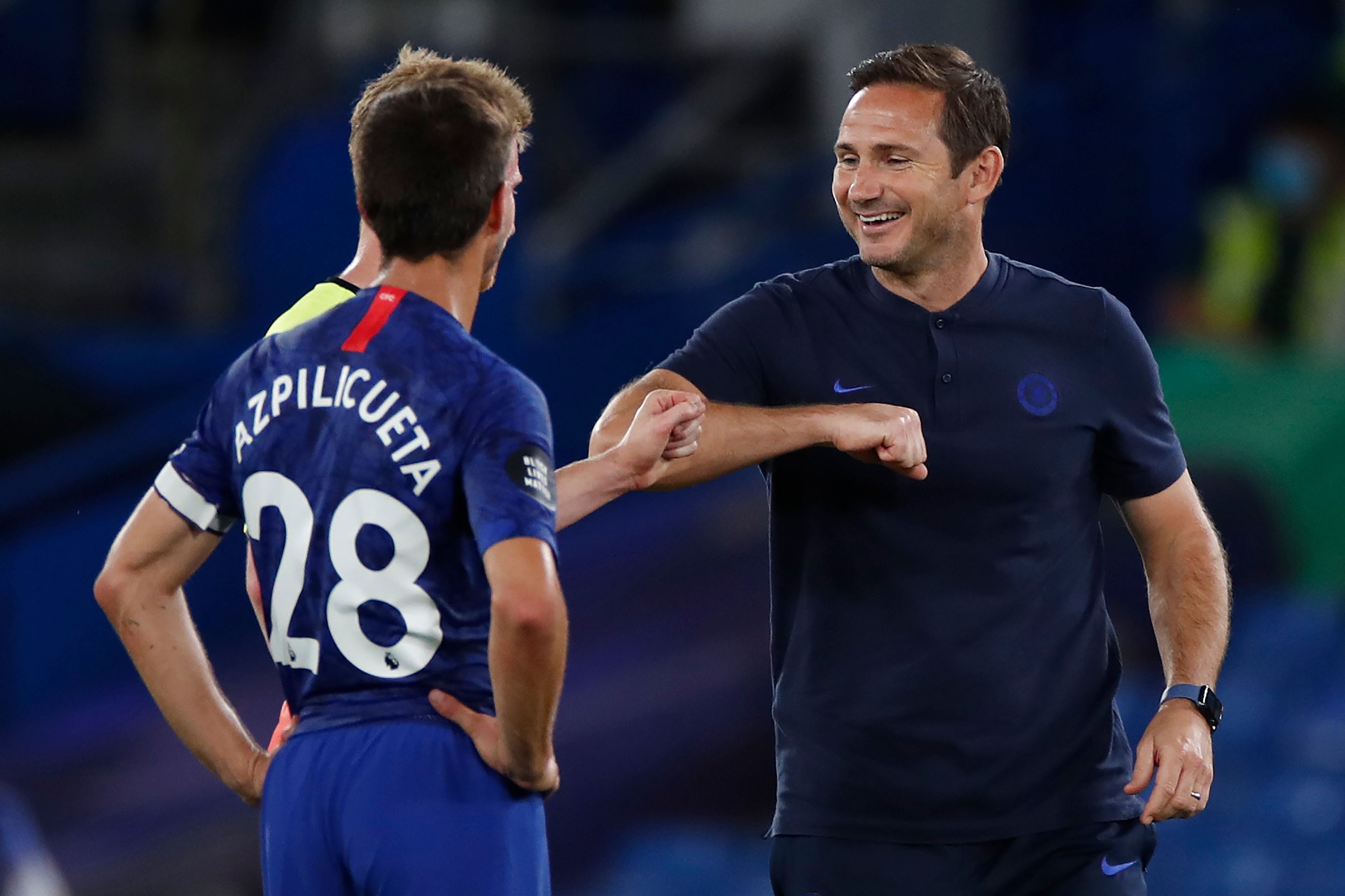 Pelatih Chelsea, Farak Lampard, melakukan salam covid-19 dengan pemainnya.