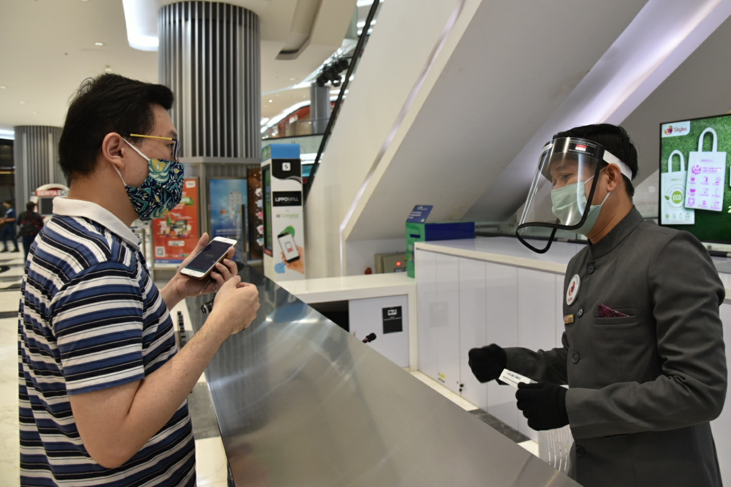 Pekerja merapihkan tenant di Lippo Mal Puri, Jakarta Barat, Rabu (3/6/2020). 