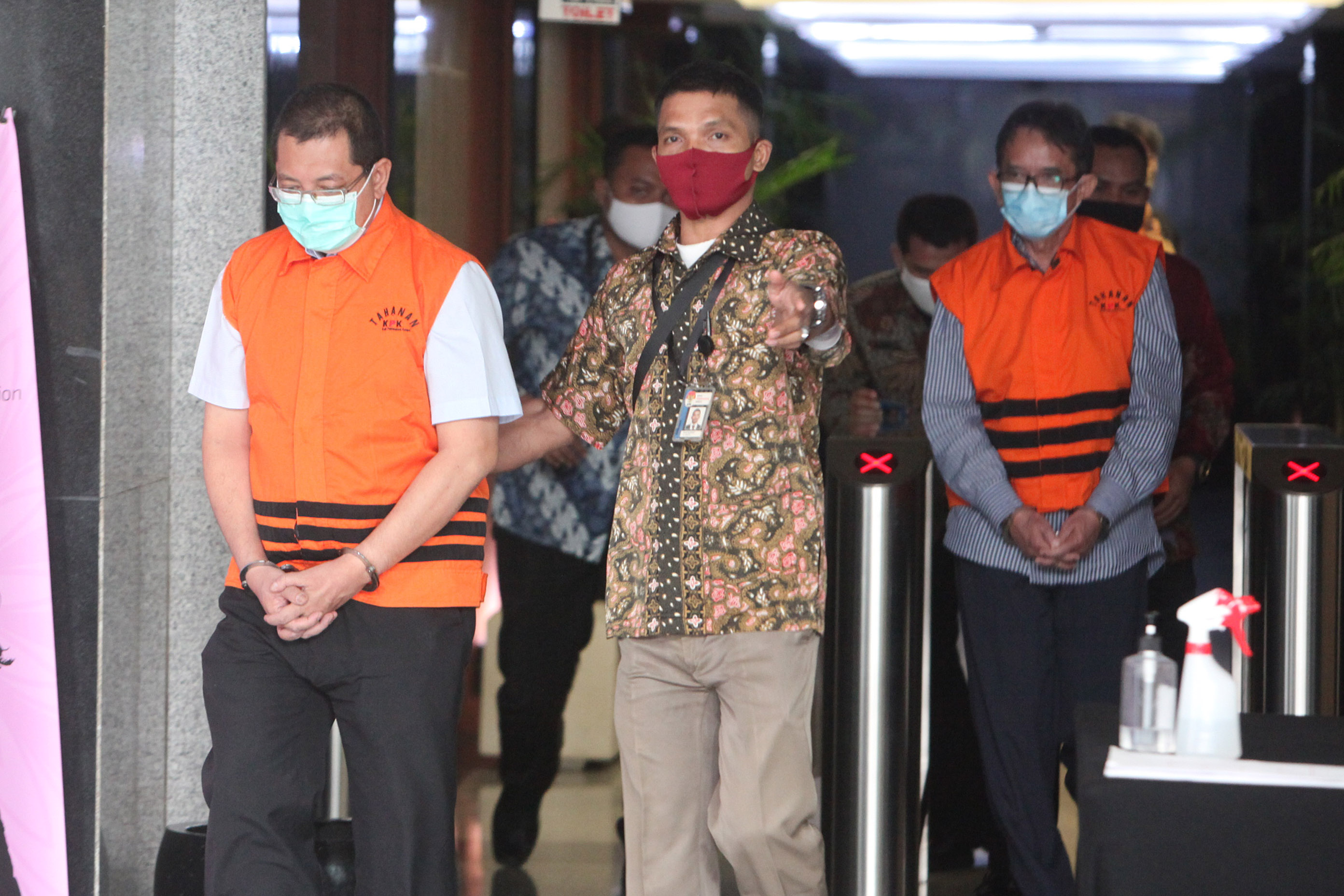 KPK resmi menahan Direktur Niaga PT Dirgantara Indonesia (PTDI) Irzal Rinaldi Zailani (kiri) dan mantan Direktur Utama PTDI Budi Santoso.