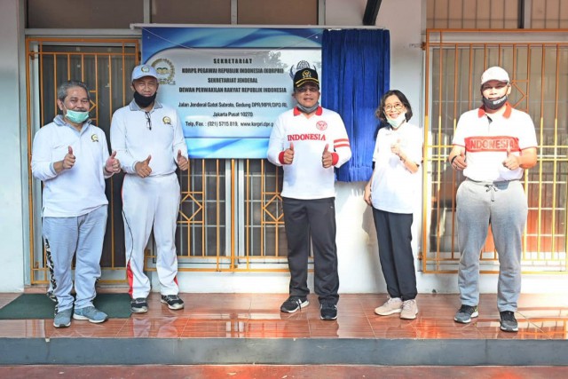 Sekjen DPR RI Indra Iskandar meresmikan Kantor Sekretariat KORPRI Setjen DPR RI baru di Kompleks Parlemen, Senayan, Jakarta, Jumat (12/6).