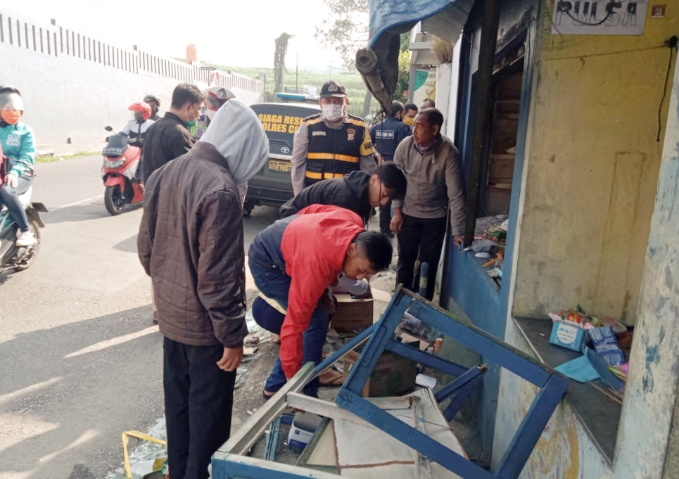 Polisi memeriksa ledakan gas di sebuah warung di  di Desa Cibogo, Kecamatan Lembang, Kabupaten Bandung Barat, Jumat (26/6/2020)