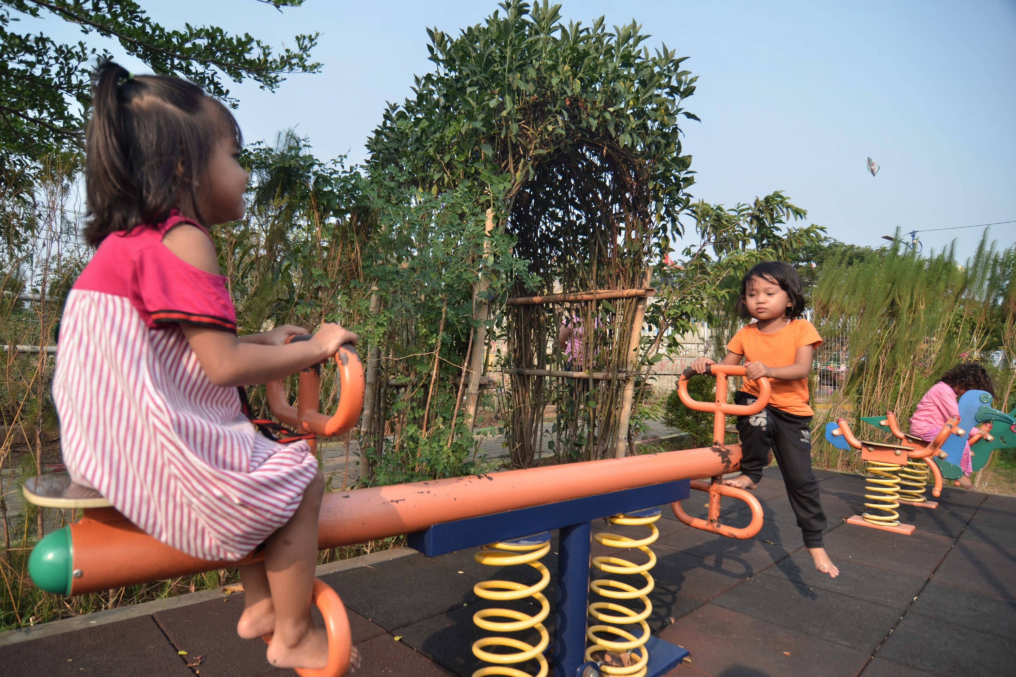 Anak-anak sedang bermain di RPTRA Tanah Kusir Jakarta