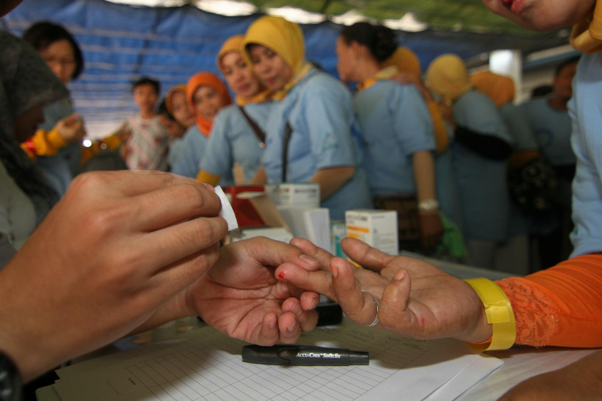  Sejumlah peserta antre untuk memeriksa gula darah seusai mengikuti jalan santai di Rumah Sakit Pantai Indah Kapuk (RS PIK), Jakarta Utara.