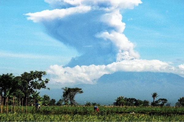 Gunung Merapi menyemburkan material vulkanis terlihat dari Kecamatan Sawit, Boyolali, Jawa Tengah, kemarin.