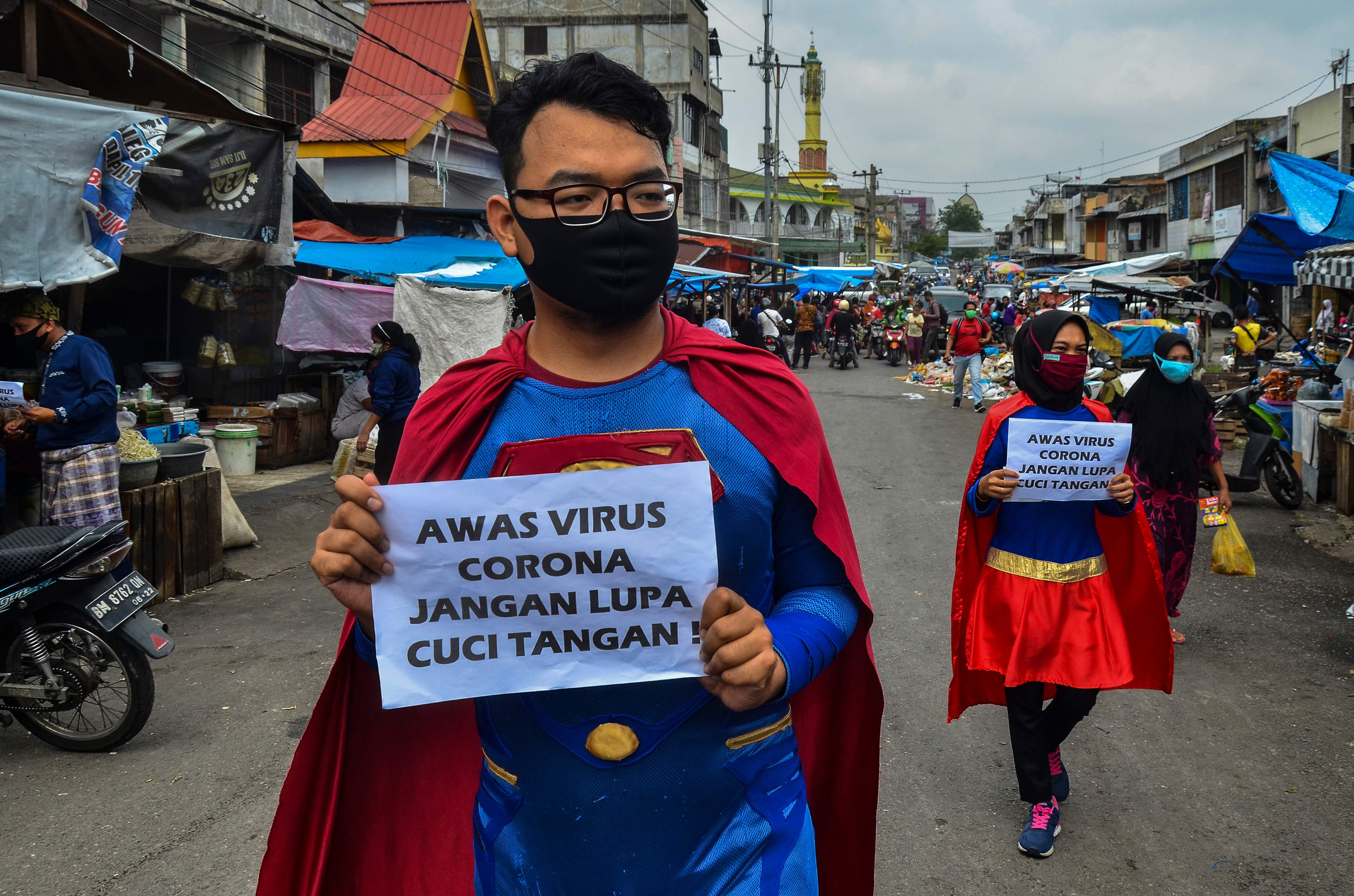 Warga Pekanbaru Riau dengan kostum pahlawan super melakukan kampanye cuci tangan untuk memutus penularan covid-19
