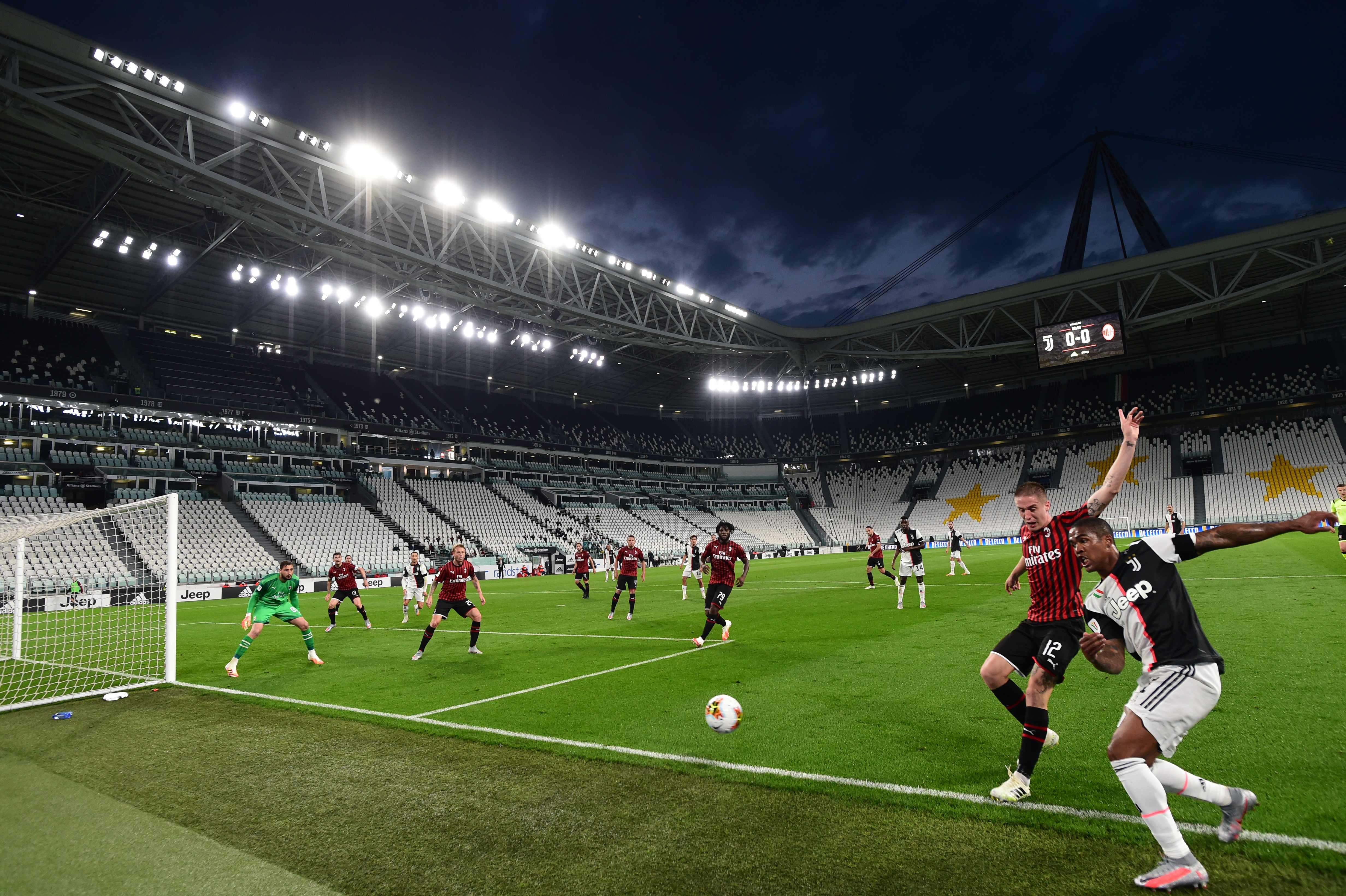 Pemain depan Juventus Douglas Costa (kanan) beradu cepat memperebutkan bola dengan pemain belakang AC Milan Andrea Conti.