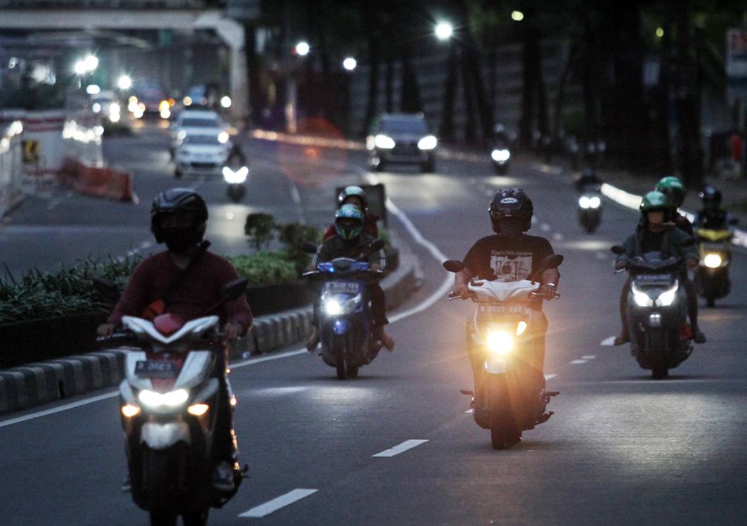 : Kendaraan bermotor melintas di kawasan ganjil-genap Jalan Sudirman dan Jalan HR Rasuna Said, Jakarta, Sabtu (6/6).