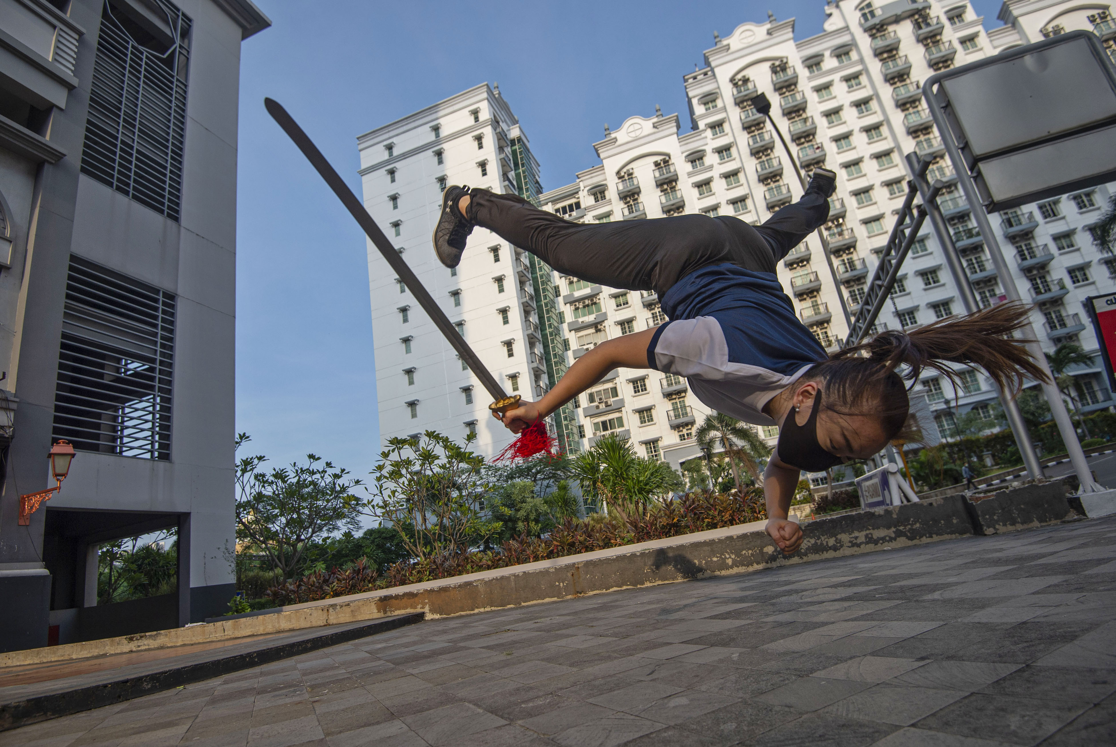 Seorang atlet wushu berlatih secara mandiri di tengah pandemi covid-19.