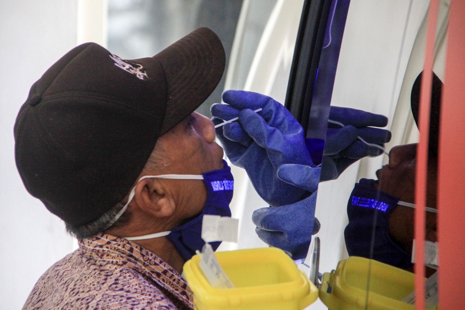 Warga mengikuti test swab covid-19