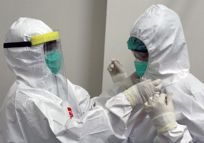 Ilustrasi tenaga medis mengenakan APD