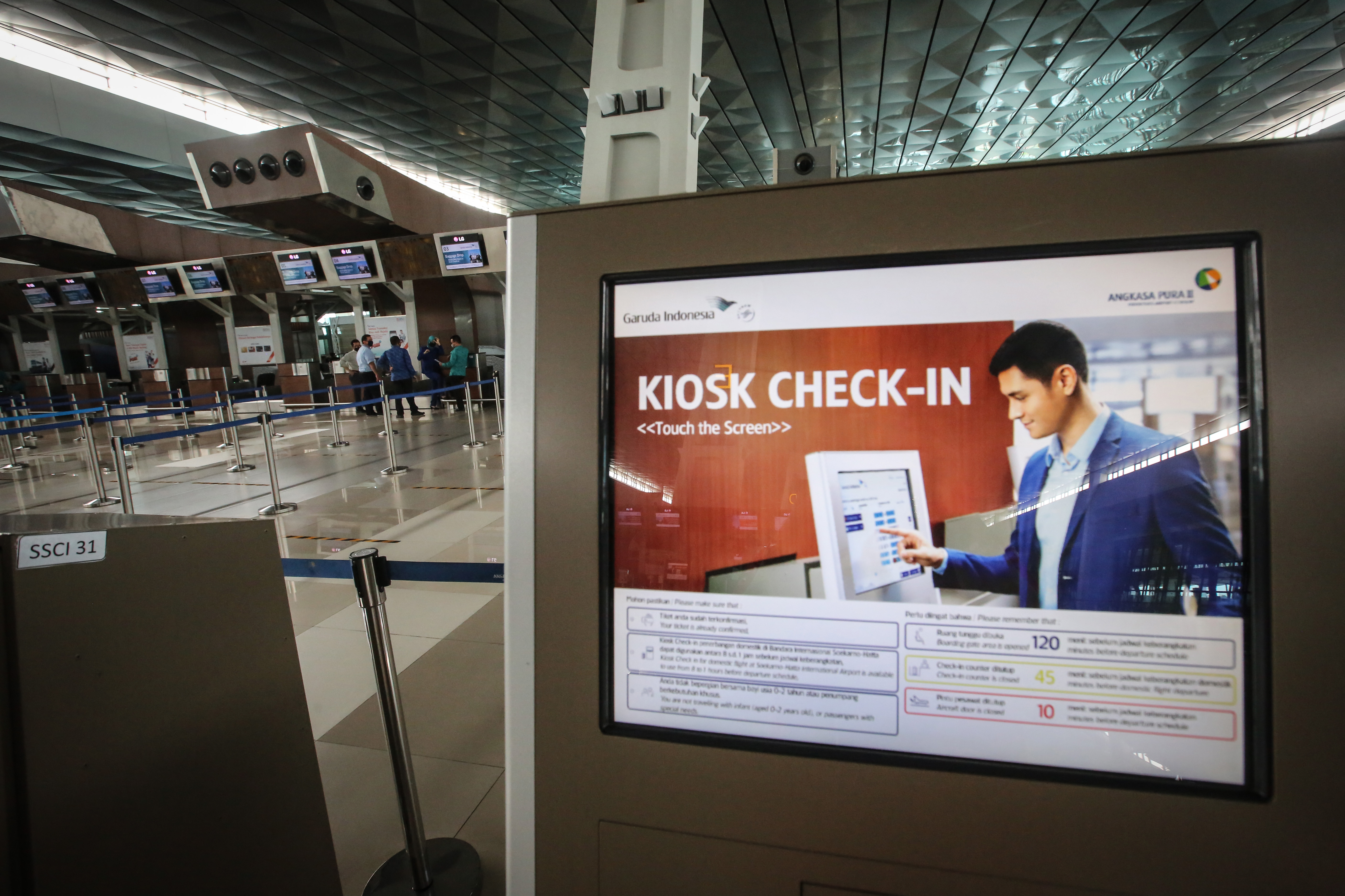 Suasana check-in counter Garuda Indonesia di Bandara Soetta yang sepi akibat pandemi covid-19.