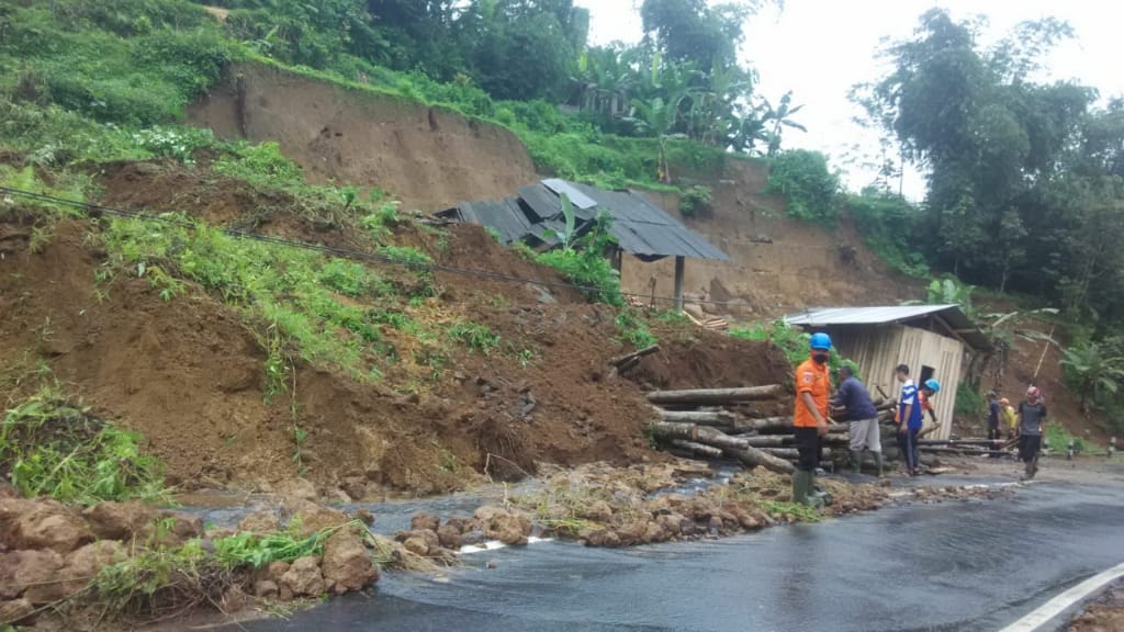Material longsor menutupi badan jalan provinsi.