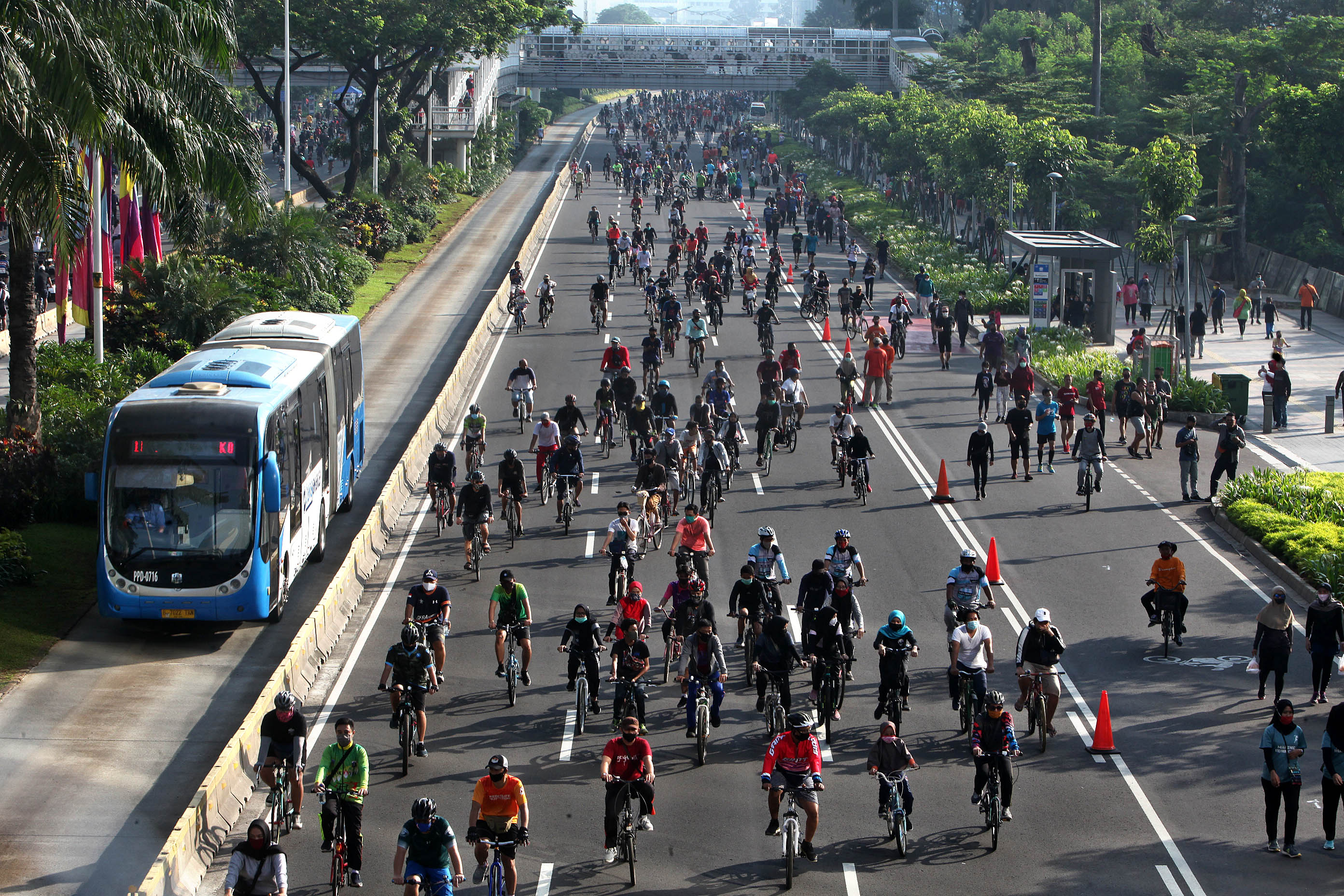 Jalur bagi pesepeda lebih lebar dibandingkan jalur bagi pelari di CFD di jalan Sudirman pada 21 Juni 2020