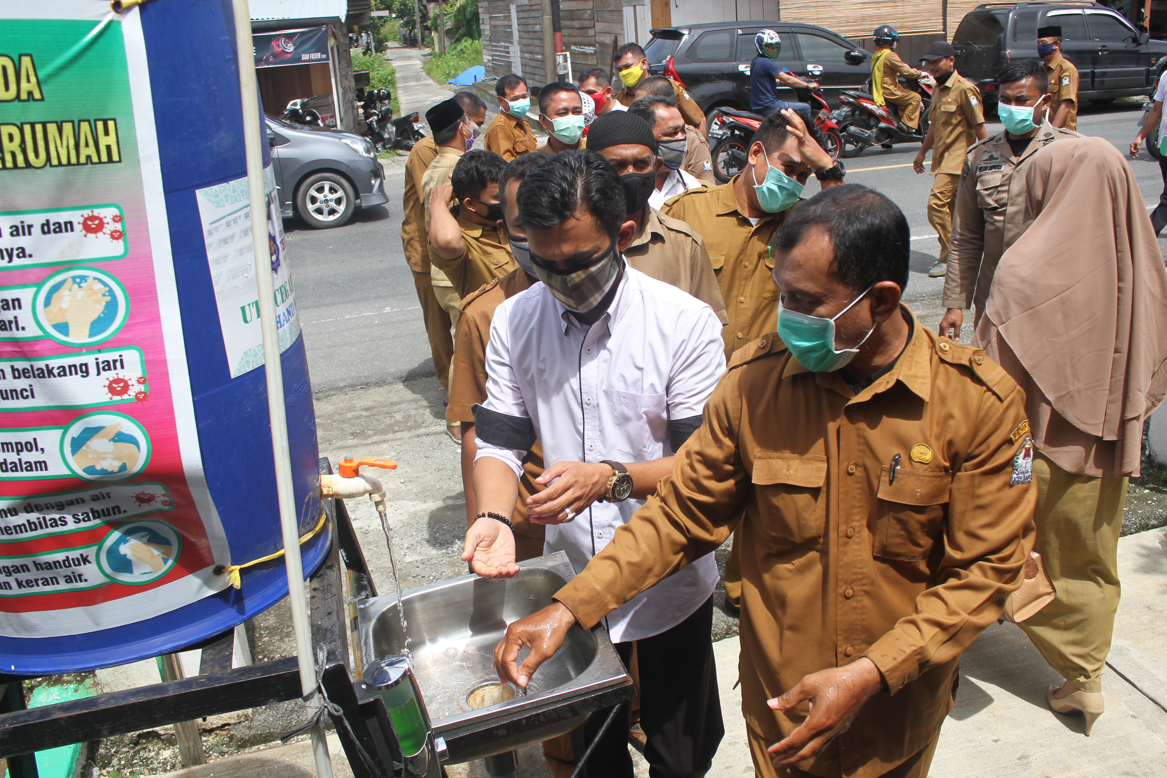 Sejumlah ASN di Aceh mengantre cuci tangan untuk mencegah penyebaran covid-19.