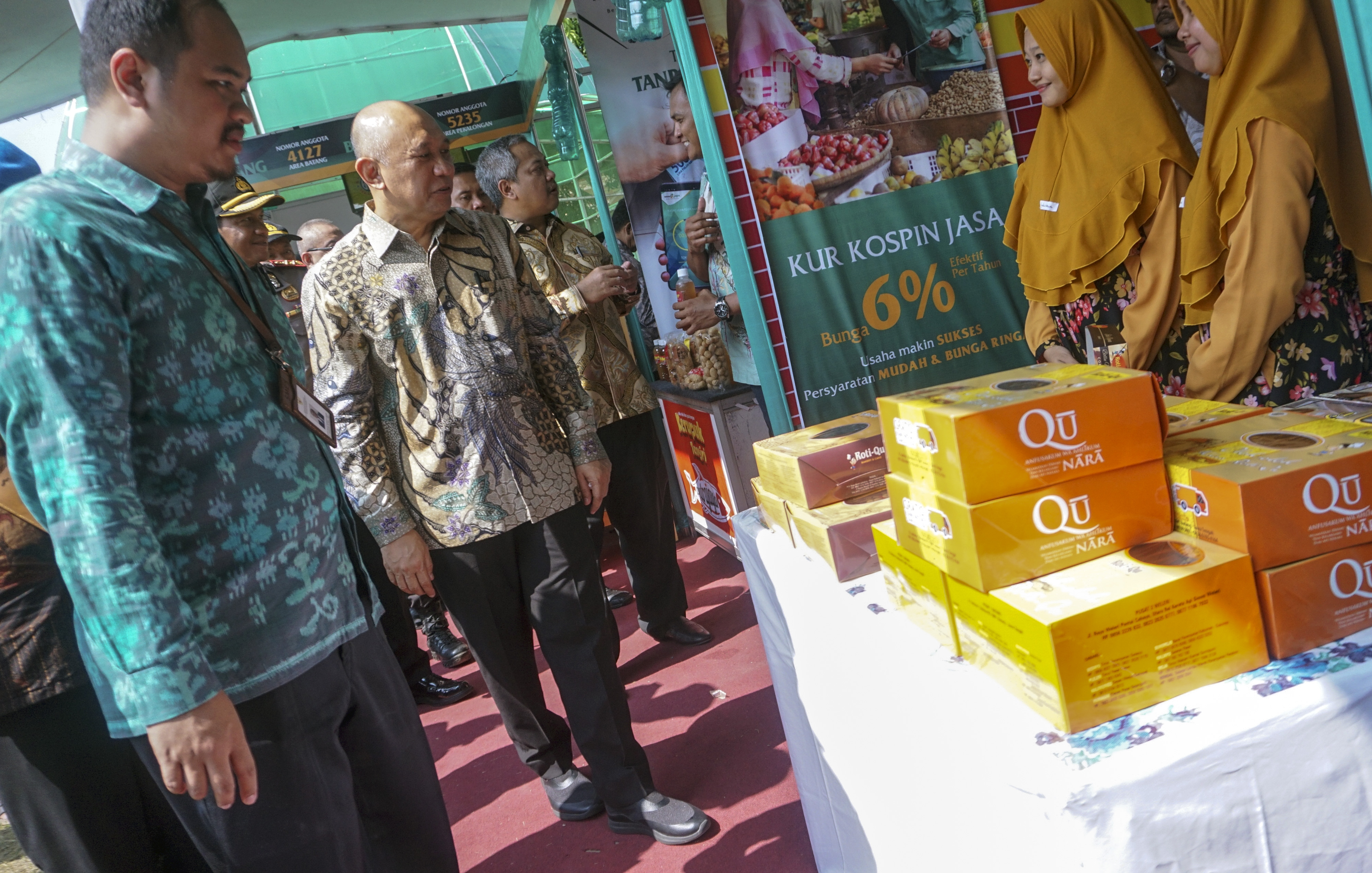 Menteri Koperasi dan UKM Teten Masduki (kedua kiri) meninjau produk UMKM yang dipamerkan, di Pekalongan, Jawa Tengah, beberapa waktu lalu.