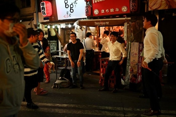 Warga berkumpul di izakaya atau bar khas Jepang di Distrik Shinbashi, Tokyo, pada 29 Mei 2020 