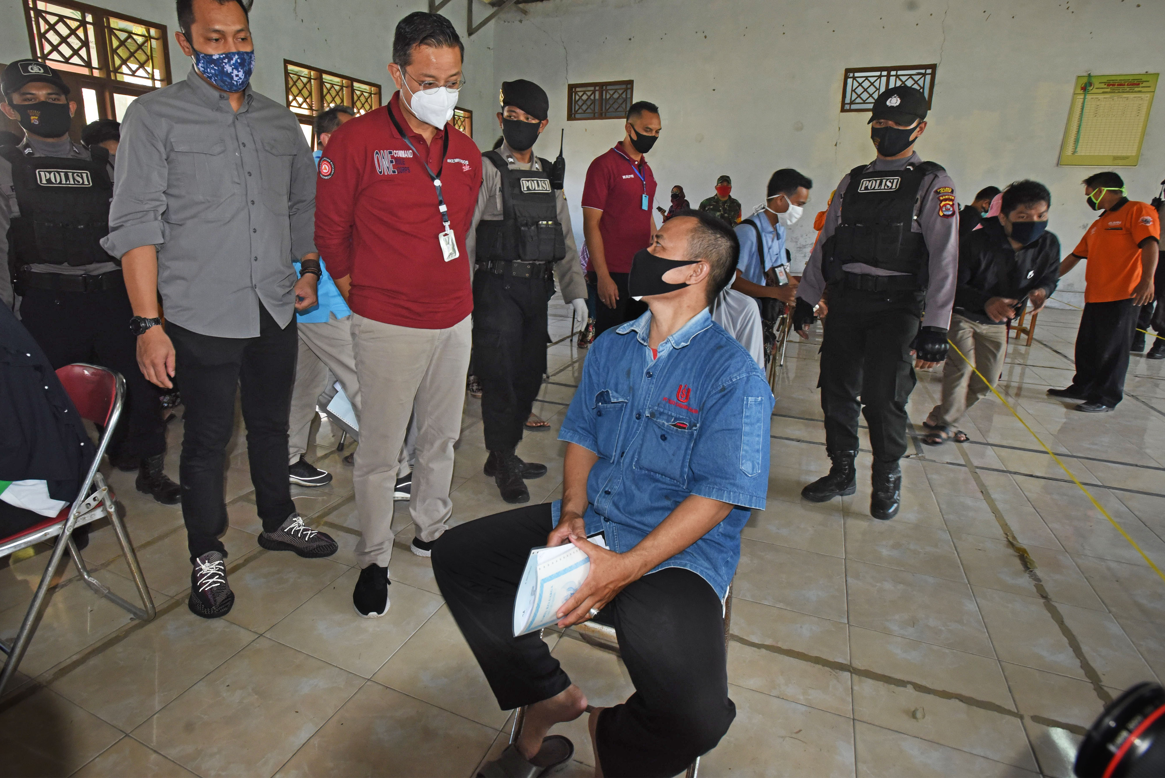  Menteri Sosial Juliari P Batubara (ketiga kiri) berbincang dengan warga penerima manfaat saat penyaluran bantuan sosial tunai di Banten