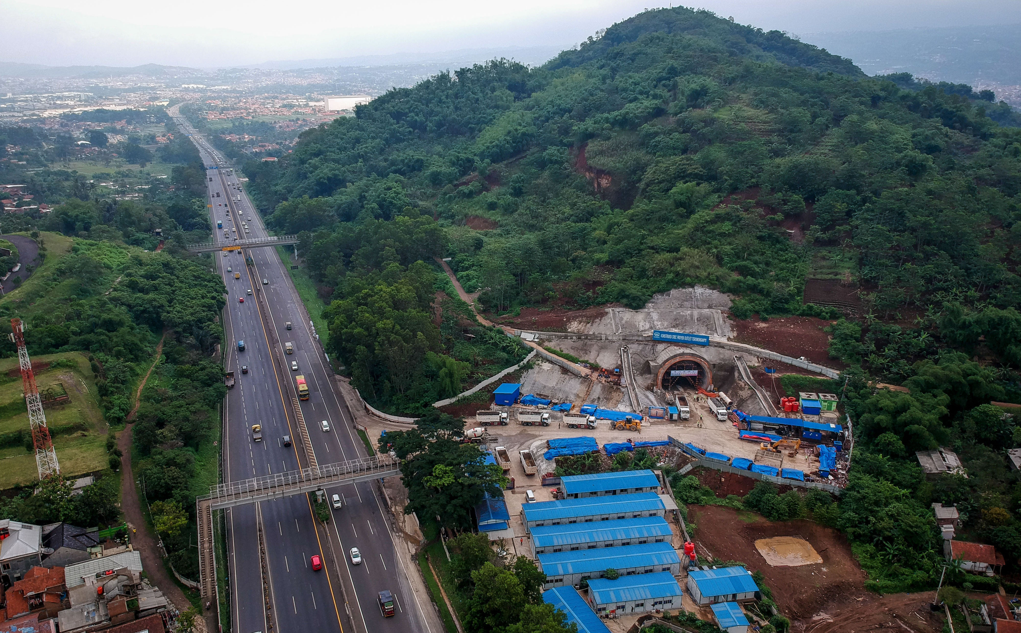 Foto udara terowongan proyek kereta api cepat Jakarta-Bandung, yang digarap Wijaya Karya.