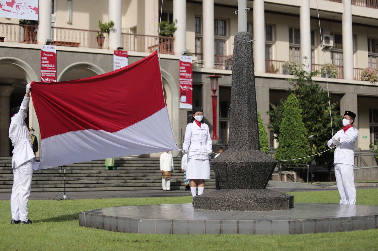 Upacara Hari Lahir Pancasila di Universitas Gadjah Mada (UGM) Yogyakarta. UGM kini menempati ranking 1 versi 4ICU