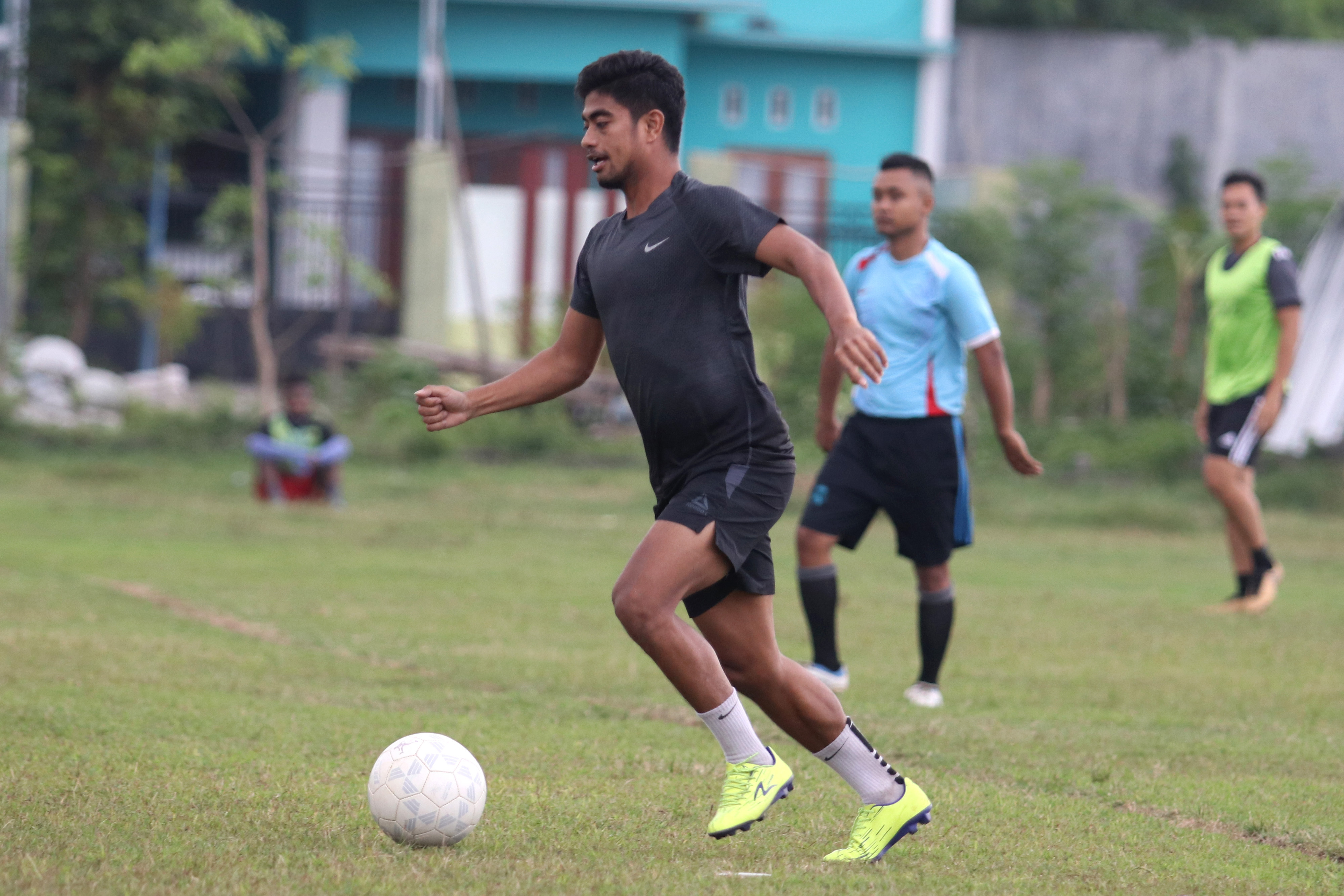 Pesepak bola Persik Kediri Ibrahim Sanjaya (kiri) berlatih mandiri karena kompetisi Liga 1 dihentikan sementara karena pandemik Covid-19