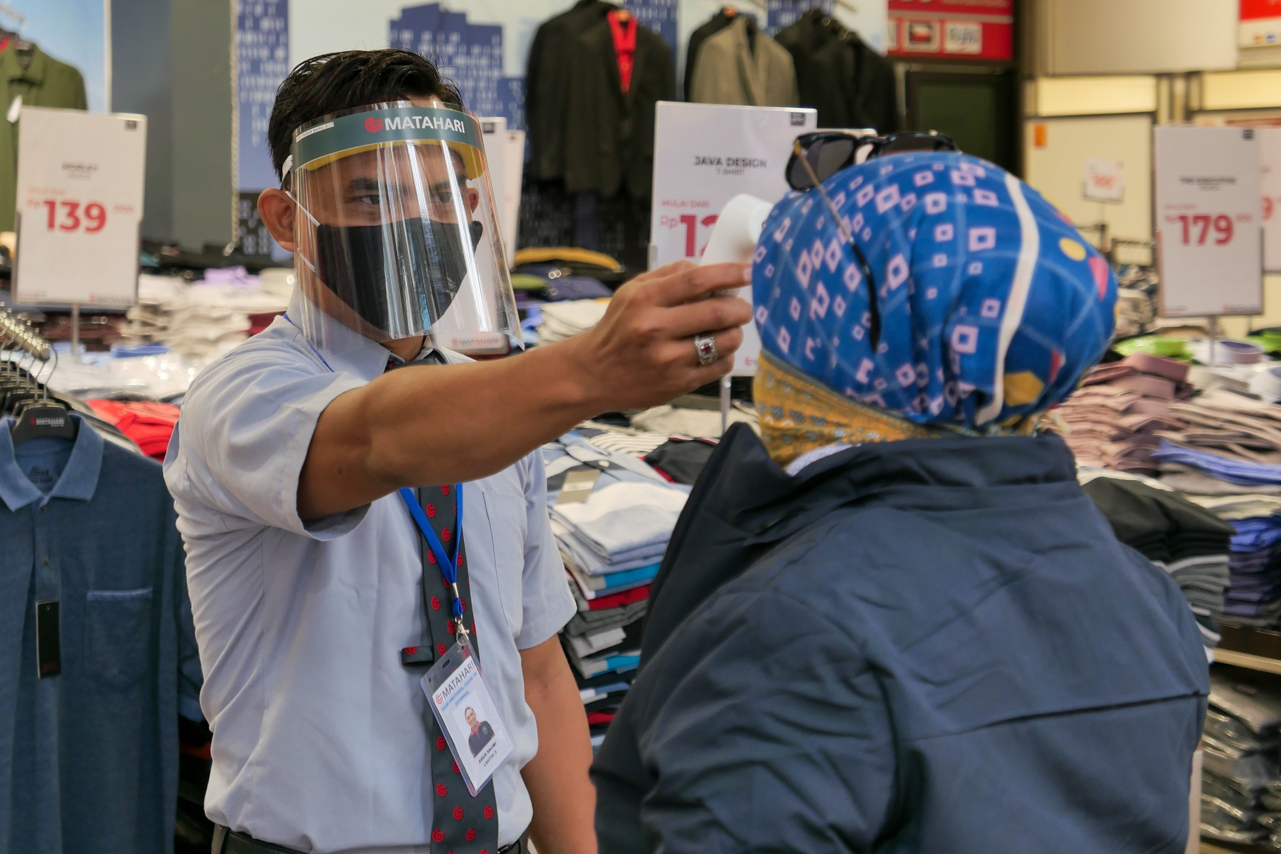 Staf department store di Jakarta mengecek suhu pengunjung pada 9 Juni 2020