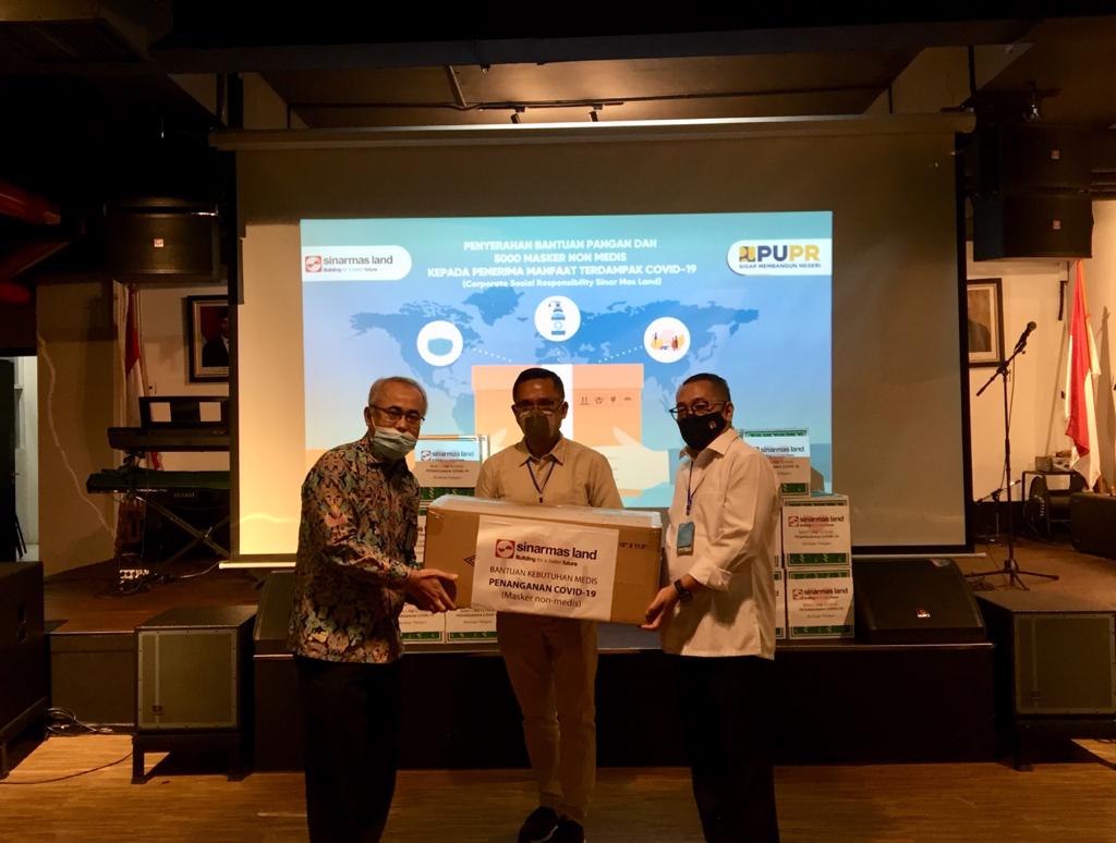 Managing Director President Office Sinar Mas, Saleh Husin (tengah) menyerahkan bantuan di Kementerian PUPR, Jakarta, Selasa (16/6).