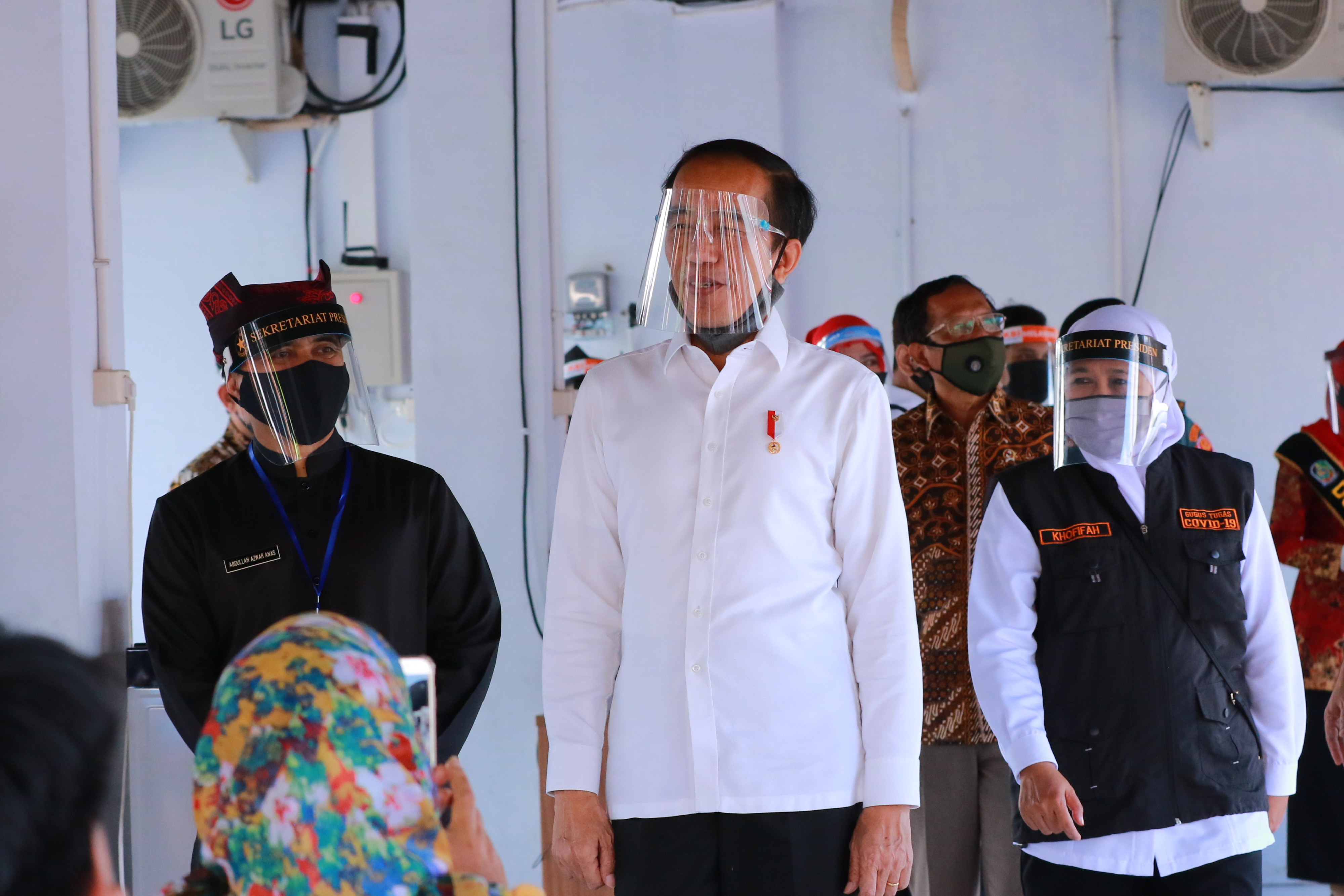 Presiden Joko Widodo (tengah) didampingi Gubernur Jawa Timur Khofifah Indar Parawansa (kanan) berkunjung ke Banyuwangi.