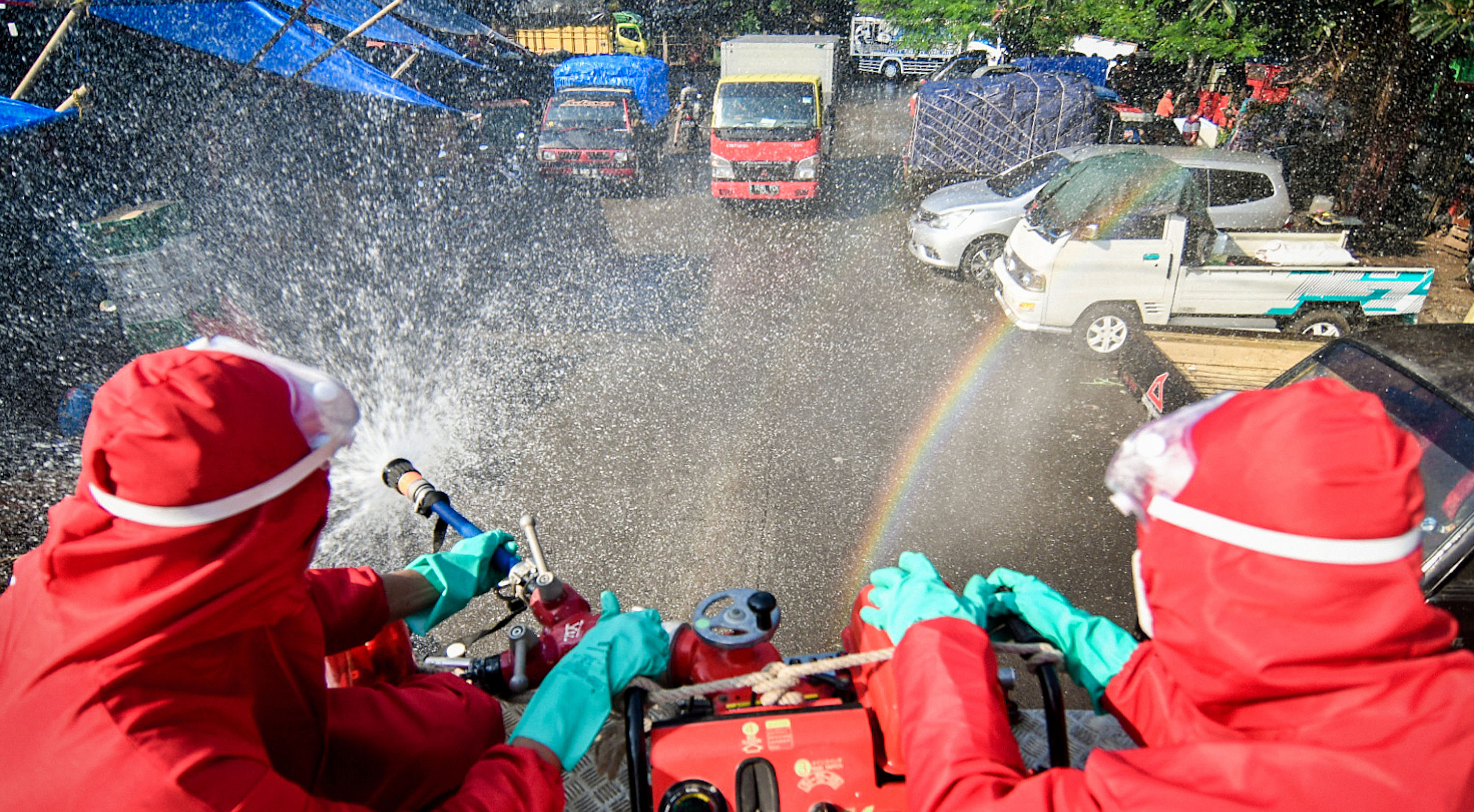 Petugas pemadam kebakaran melakukan penyemprotan disinfektan di Pasar Induk Kramat Jati, Jakarta Timur (12/6/2020)