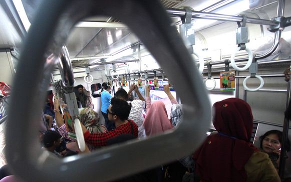 Suasana penumpang di gerbong KRL jurusan Bogor-Jakarta Kota, Jakarta, Selasa (11/6/2019). 