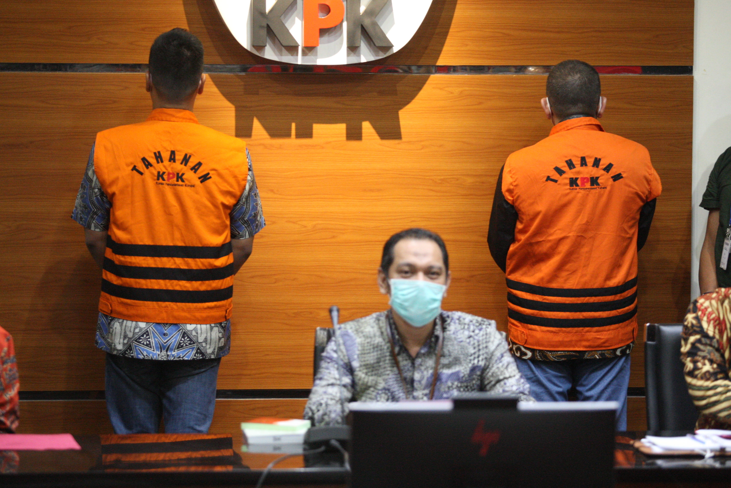 Tersangka kasus dugaan suap gratifikasi senilai Rp46 miliar, Nurhadi (rompi oranye, kanan) dan Riesky Herbiyono (kiri). 