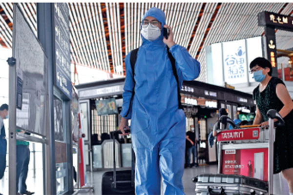 Calon penumpang mengenakan pakaian pelindung saat berada di Bandara Internasional Beijing, Tiongkok