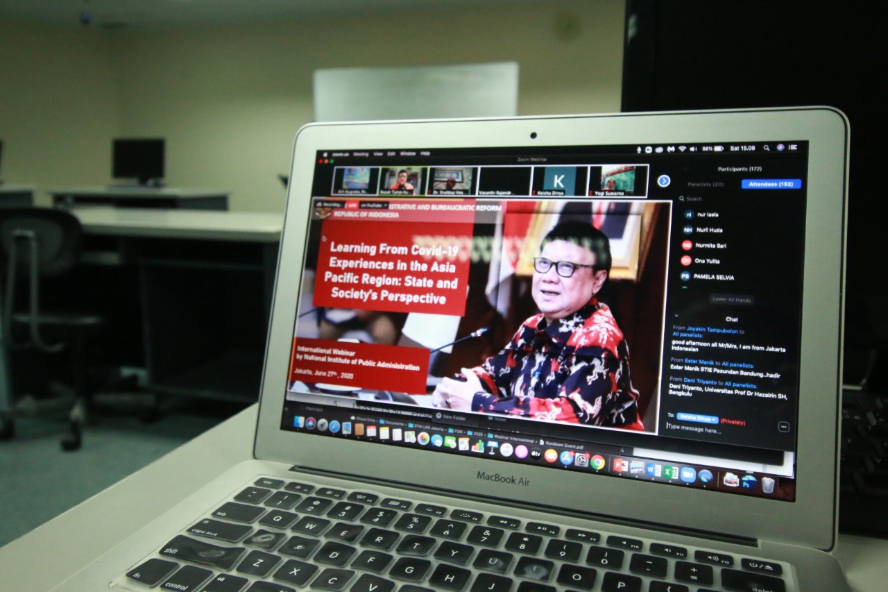  Webinar bertajuk 'Learning from Covid-19 Experiences: State and Society's Perspective' yang diselenggarakan Politeknik STIA LAN Jakarta.