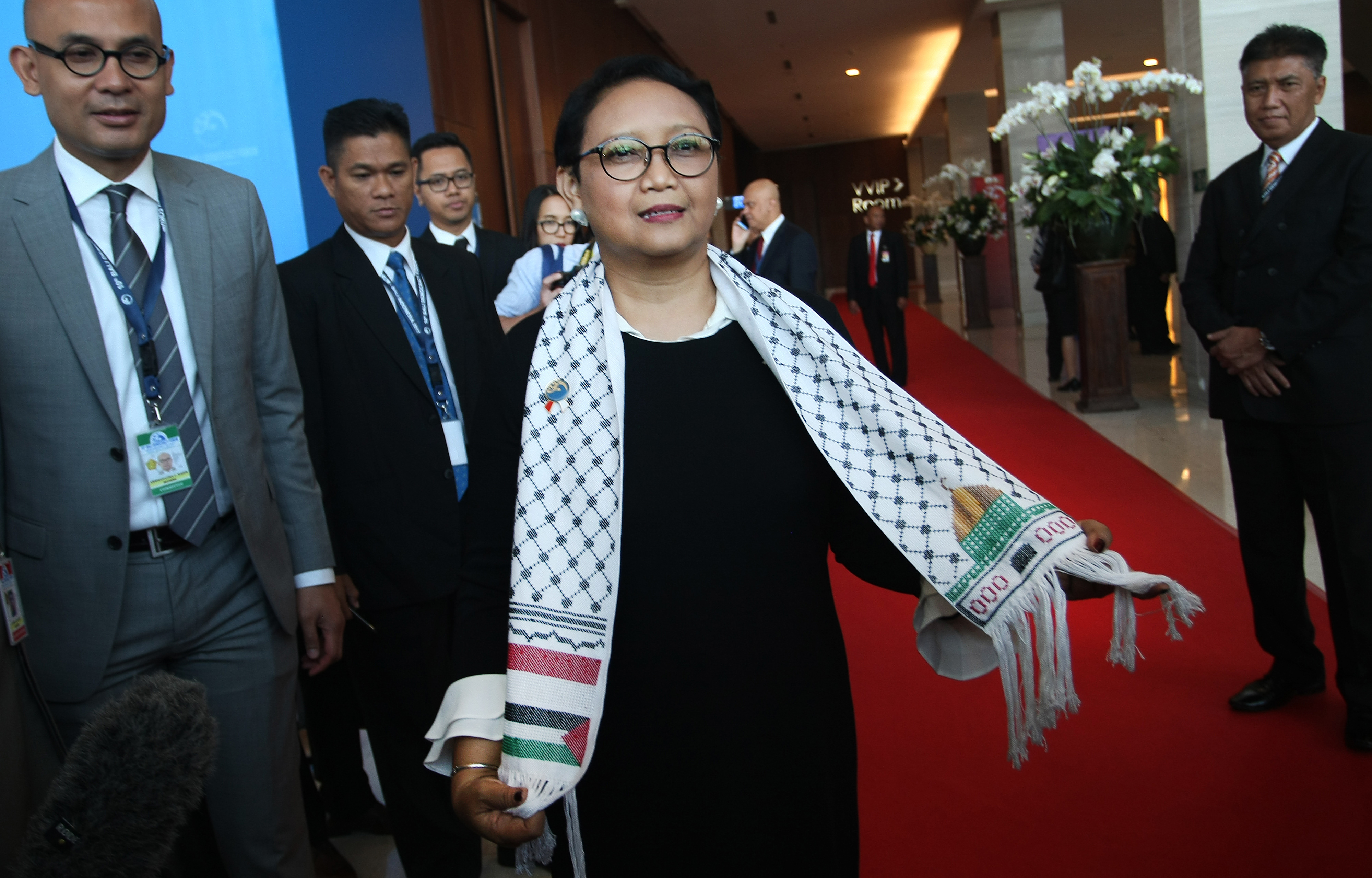 Menlu Retno Marsudi menunjukkan syal bergambar bendera Palestina dan Indonesia. 