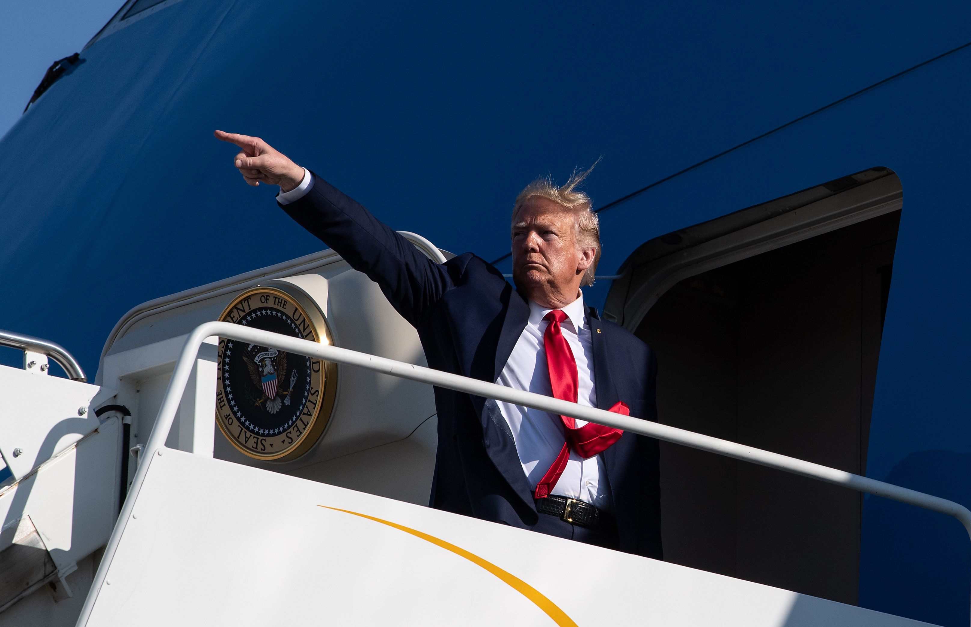 Presiden AS Donald Trump ketika akan naik Air Force One di bandara Internasional Bangor di Bangor, Maine, (5/6/2020)i