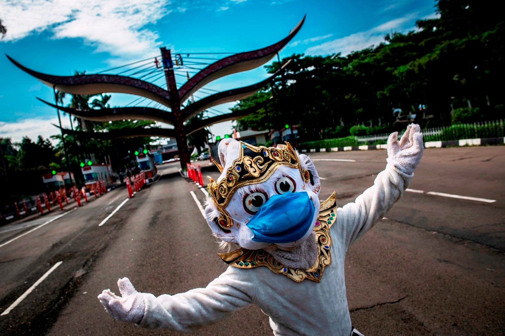 Tokoh pewayangan kera putih Hanoman bermasker saat berlangsungnya simulasi normal baru di TMII, Jakarta, Kamis (4/5/2020).