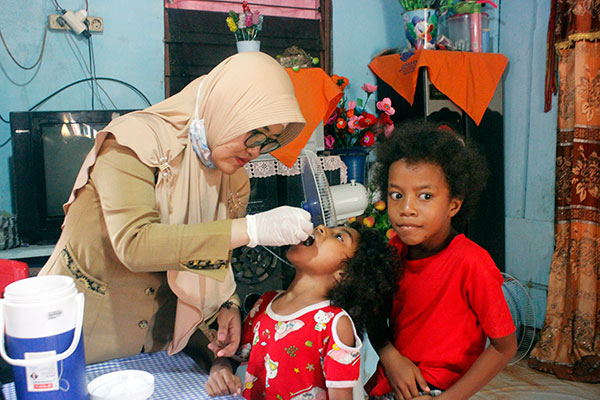 Pemberian vaksin polio