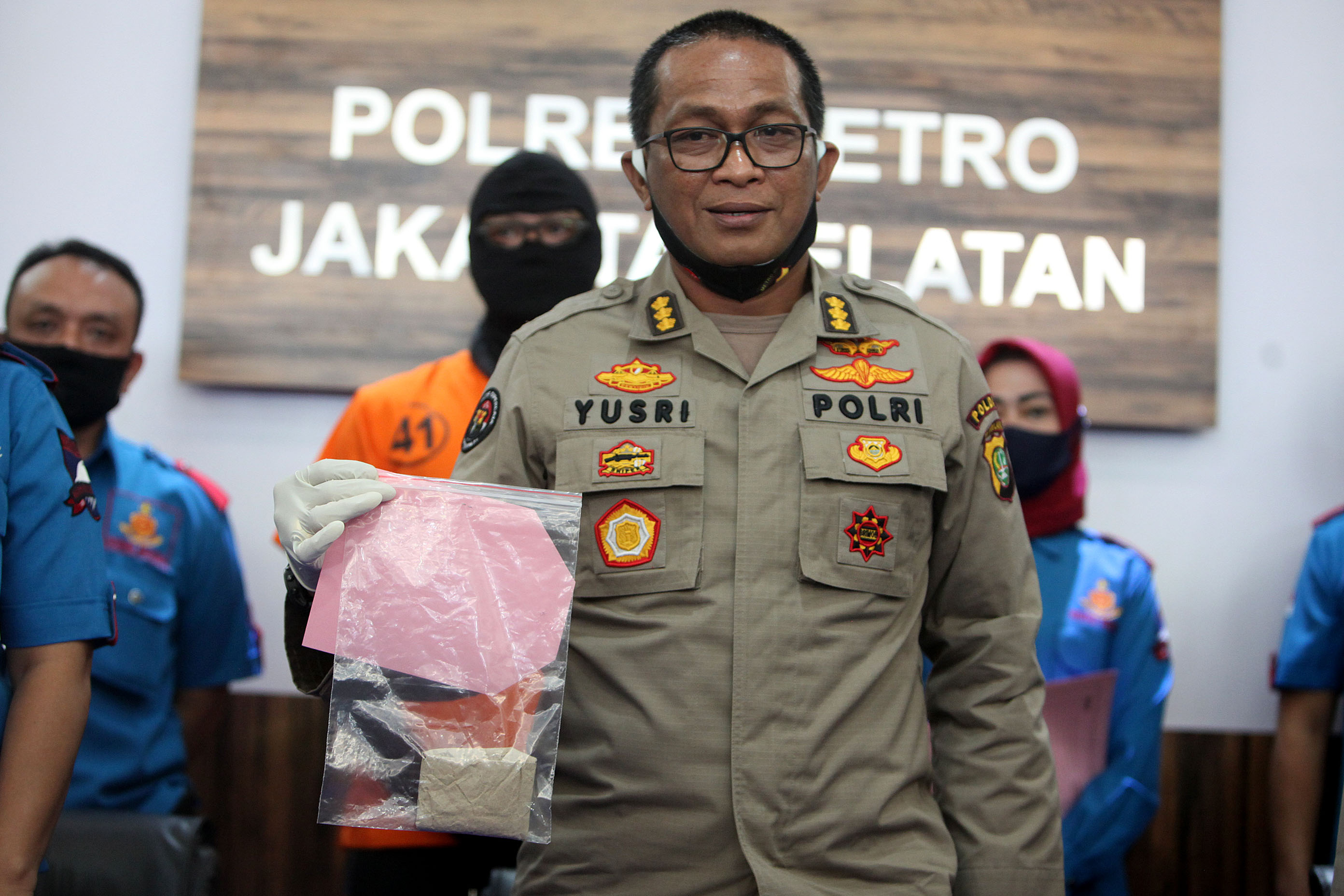 Kepala Bidang Hubungan Masyarakat Polda Metro Jaya Kombes Yusri Yunus menunjukkan barang bukti ganja yang dipakai Dwi Sasono
