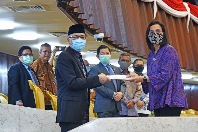 Anggota Fraksi PKS DPR Ecky Awal Muharram saat menyerahkan pandangan Fraksi terhadap KEM PPKF kepada Menteri Keuangan Sri Mulyani. 