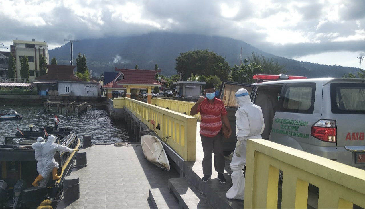 Meski belum sembuh Wali Kota Tidore Ali Ibrahim (kaos merah) kembali ke rumahnya melalui Pelabuhan Residen Ternate , Senin (15/6/2020)