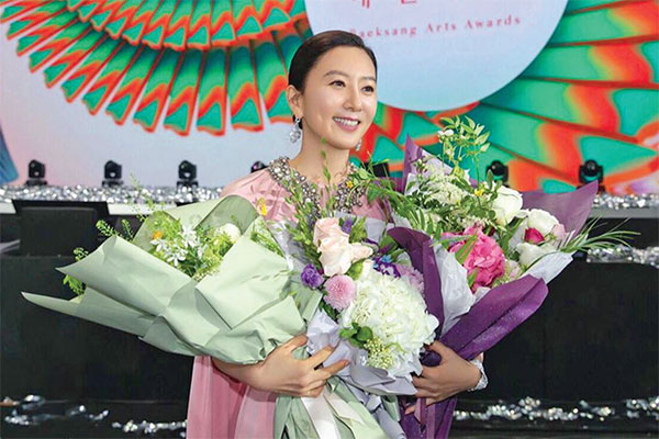 Kim Hee-Ae Aktris Terbaik Baeksang Arts Awards
