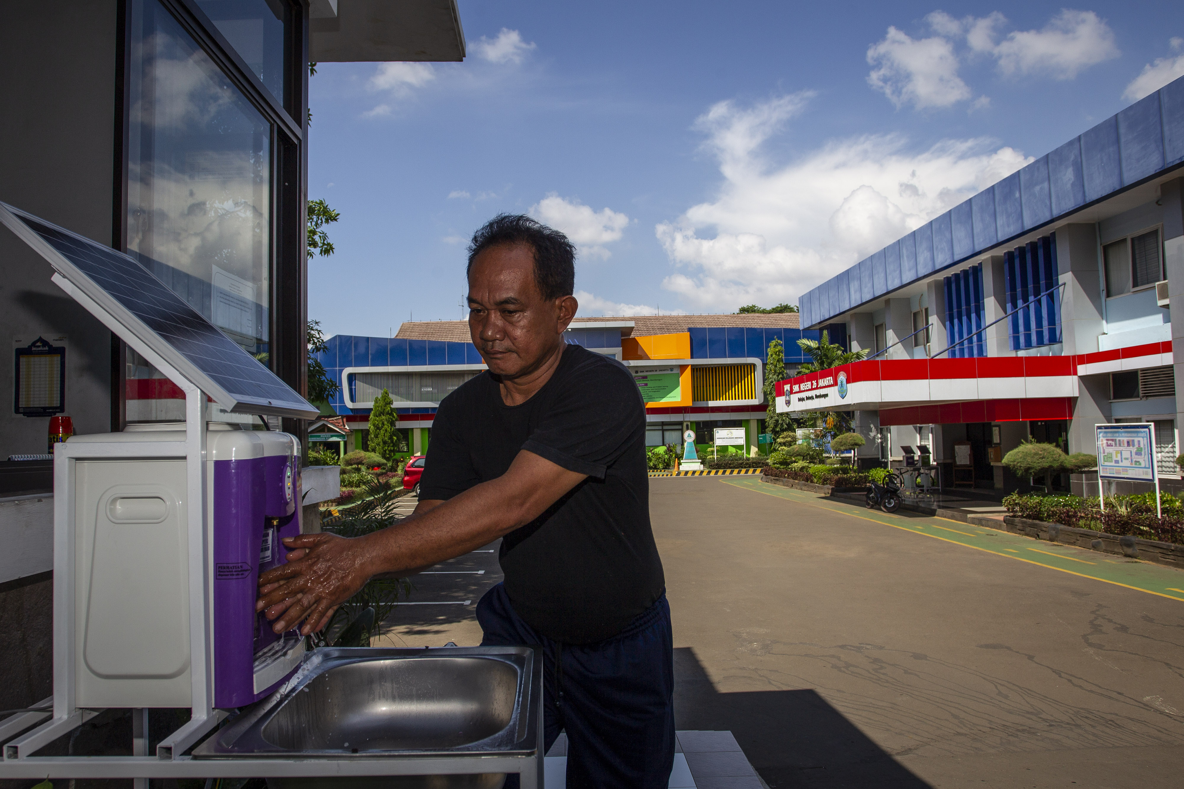 SMKN 26 Rawamangun siap menjalani new normal dengan menyediakan wastafel kreasi sekolah memakai tenaga surya