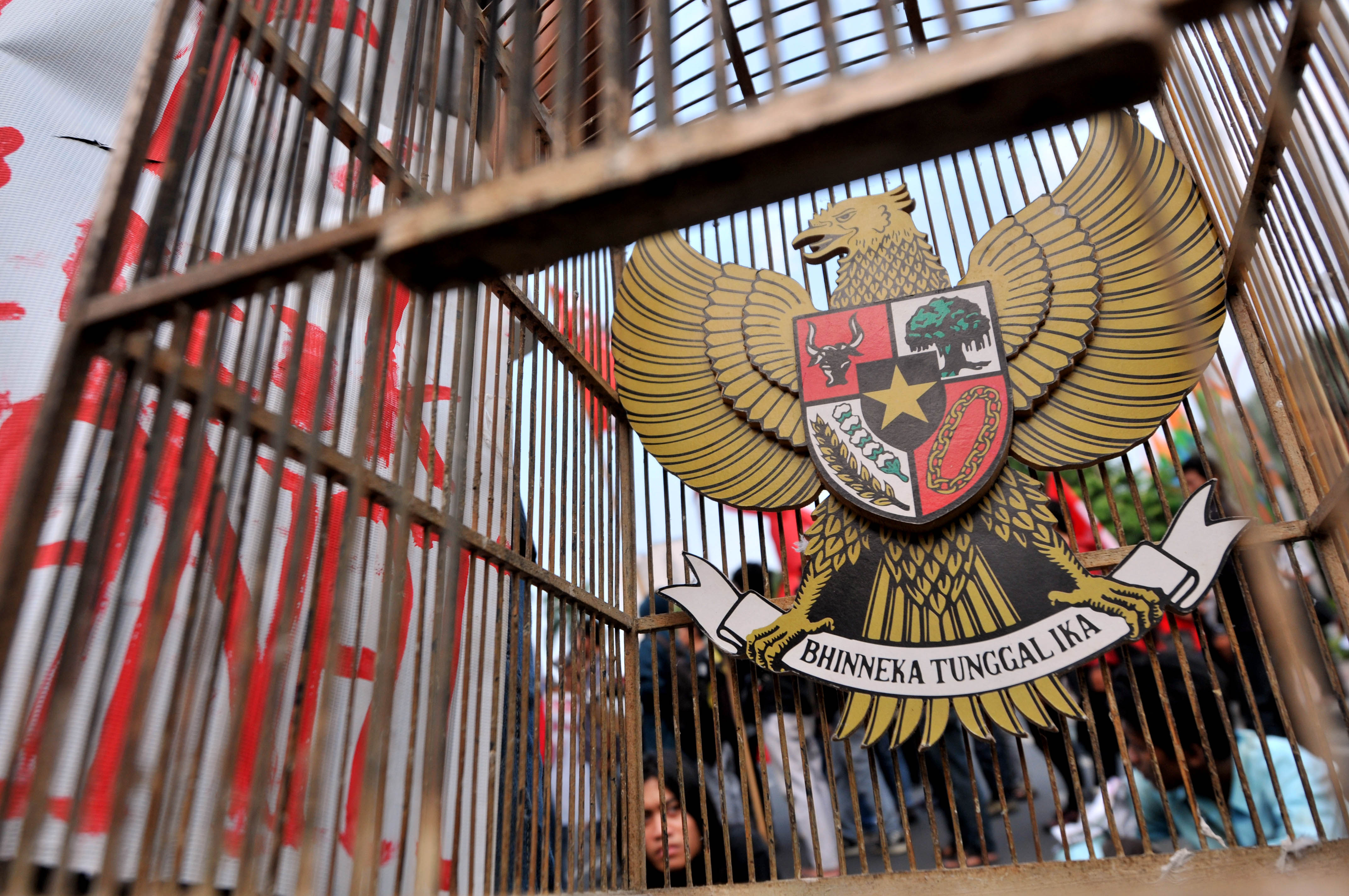 Lambang negara Garuda Pancasila berada di dalam kandang.