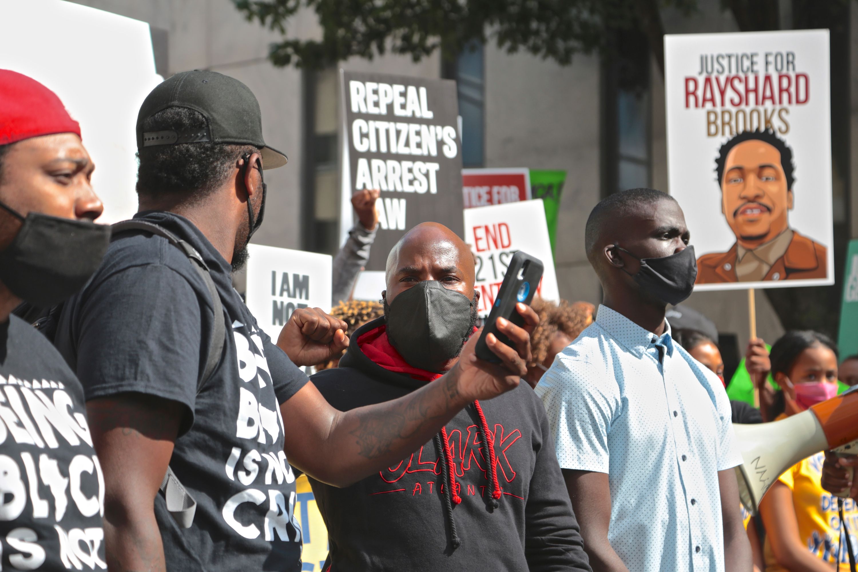 Orang-orang berkumpul memperjuangkan National Association for the Advancement of Colored People pada 15/6/2020 di Atlanta