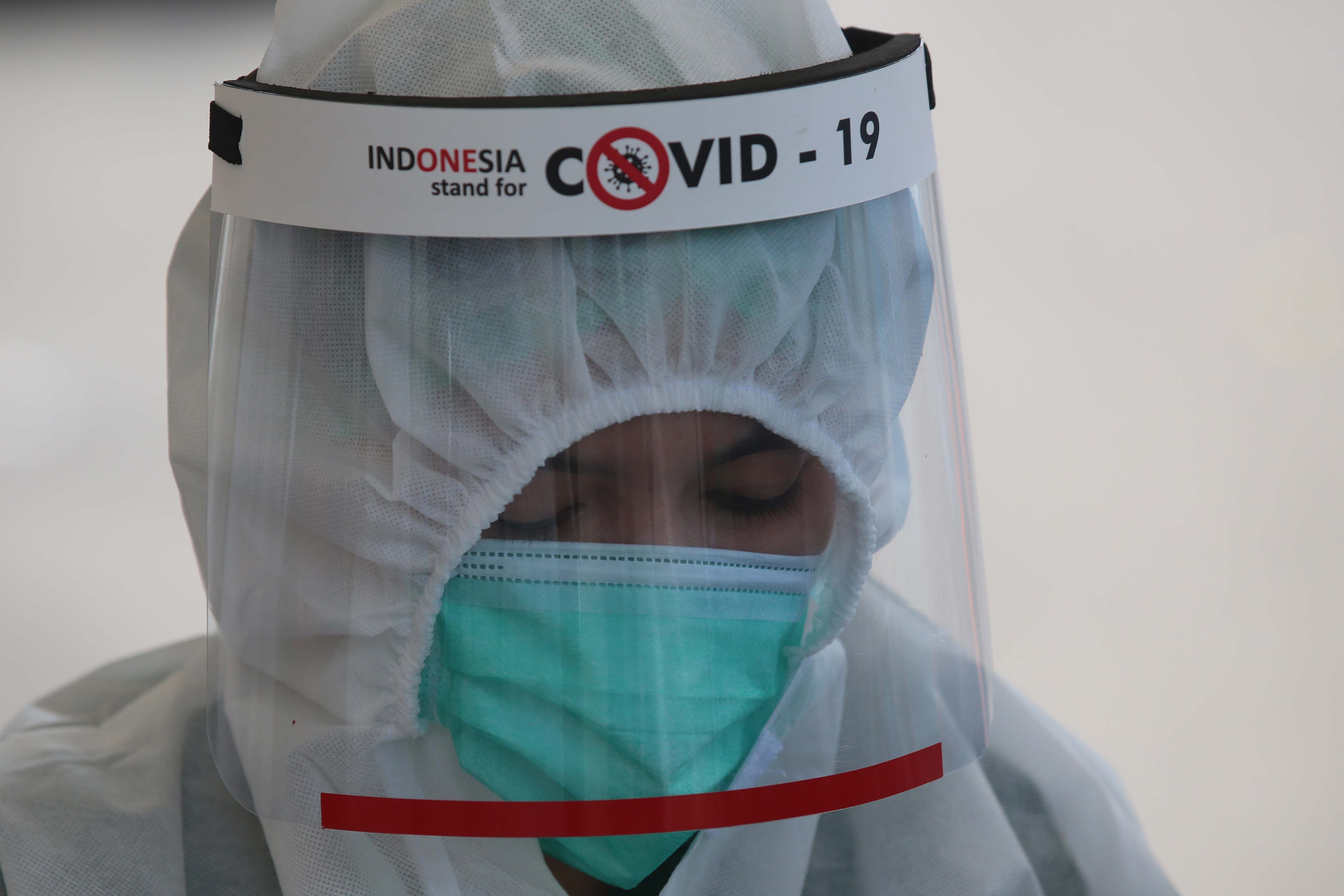 Petugas medis melakukan rapid test kepada masyarakat.