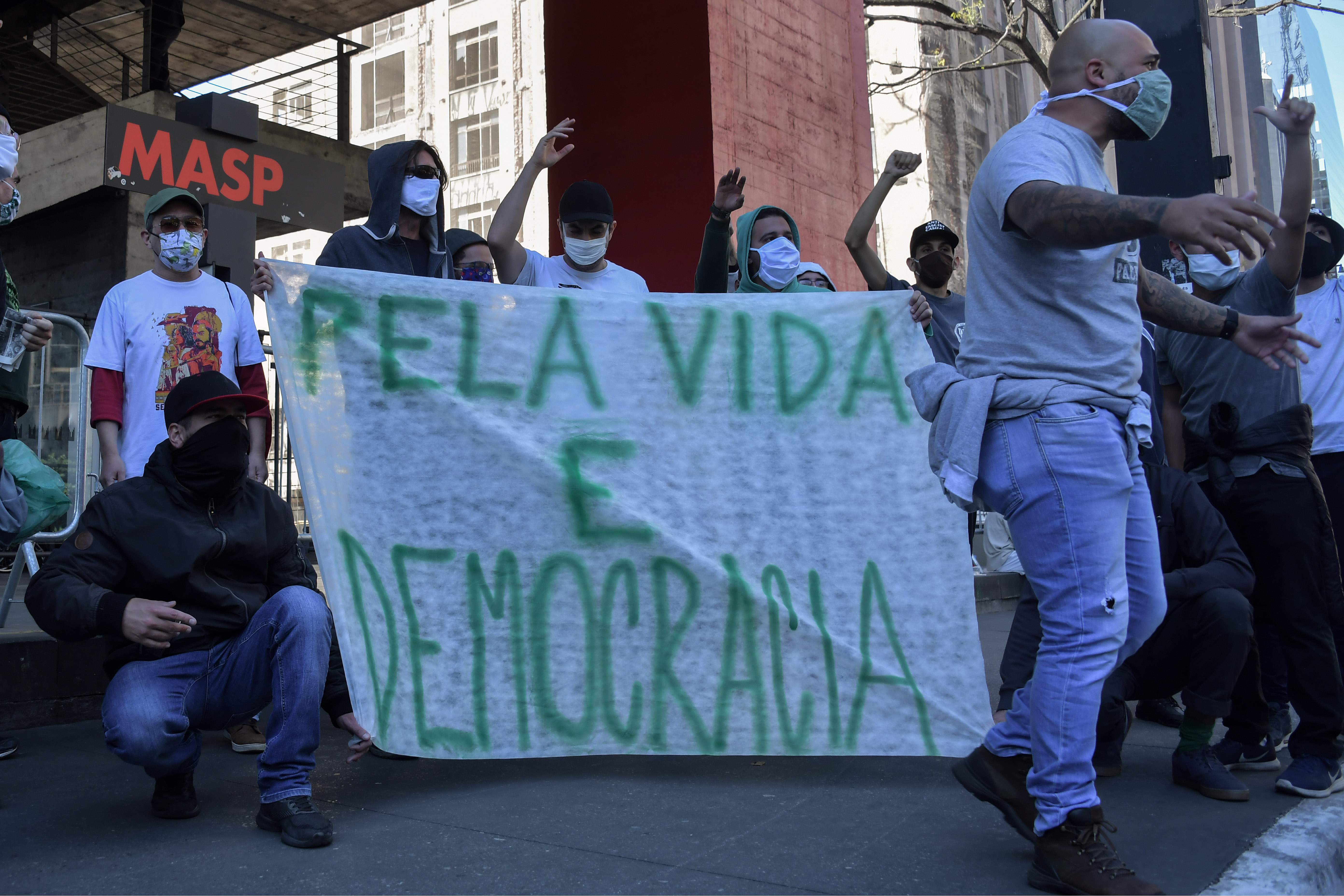 Presiden Brasil Jair Bolsonaro didemo dengan slogan 