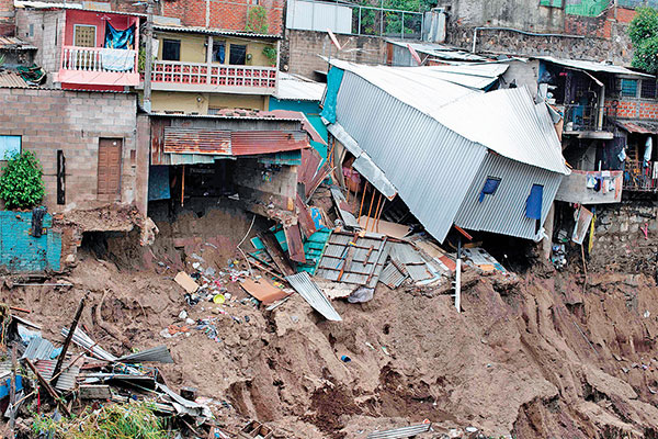 Kondisi rumah yang hancur karena badai Amanda